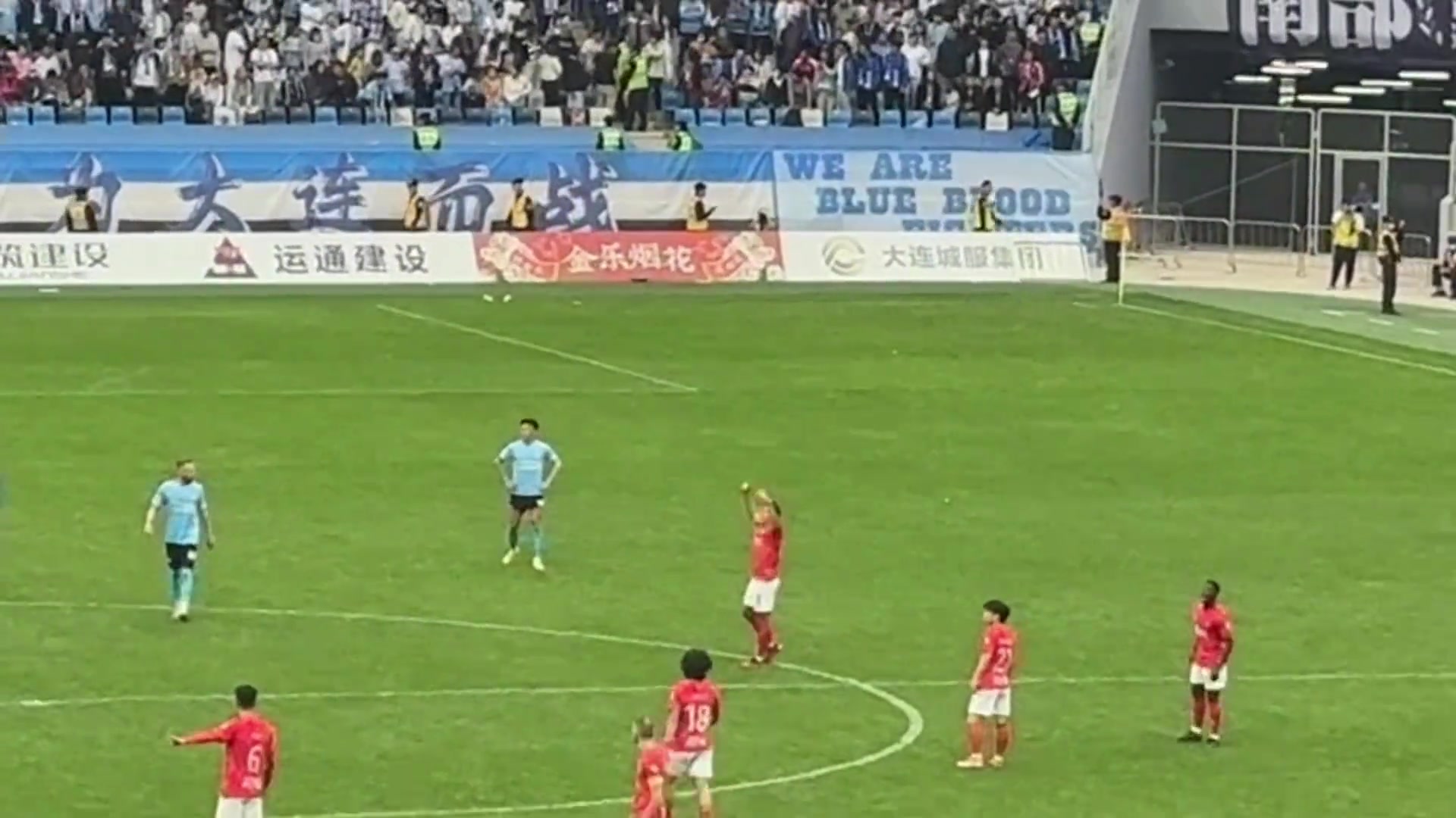  大连球迷晒视频并写道：广州队球员光明正大挑衅主场球迷…