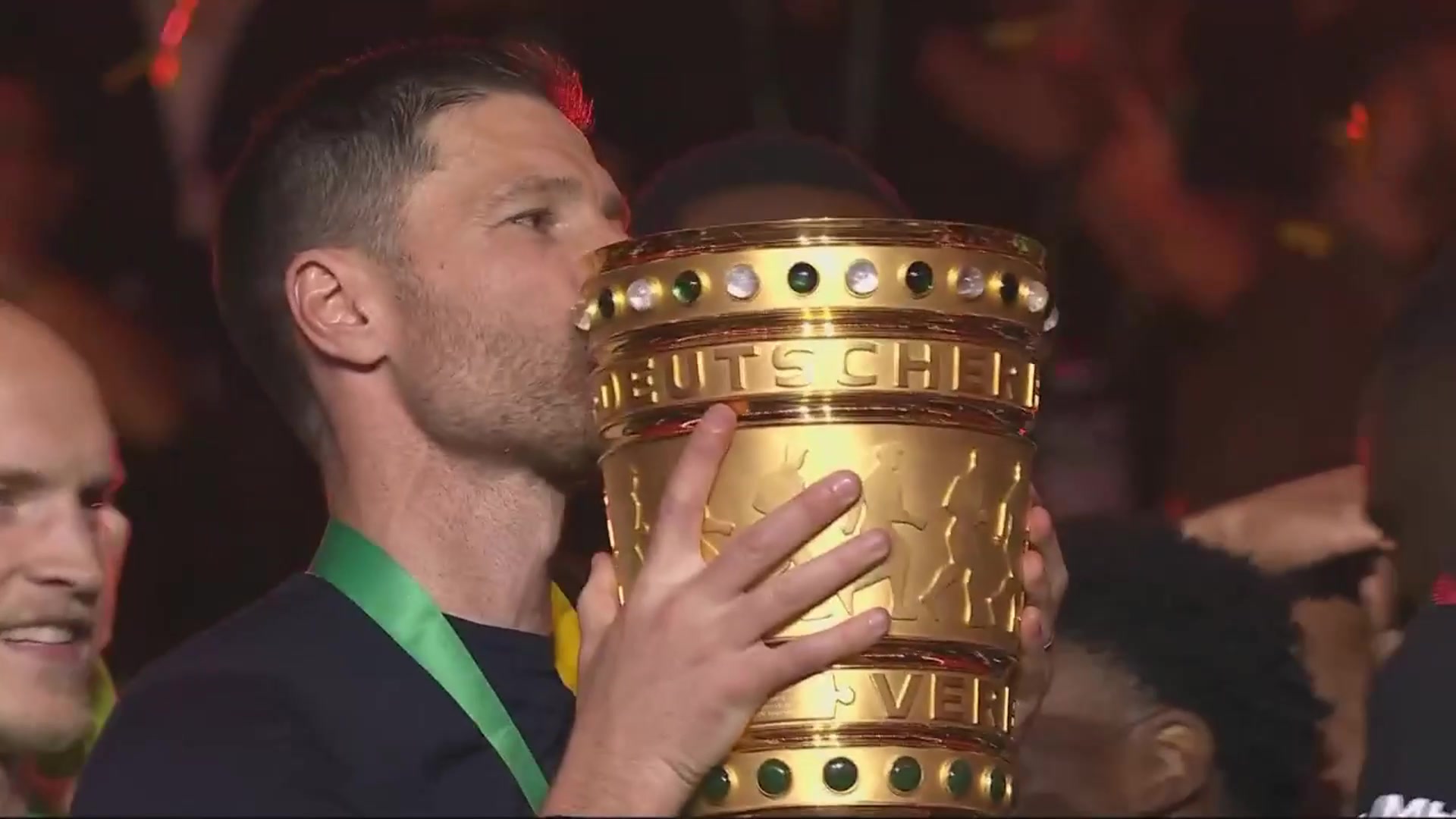  捧杯时刻勒沃库森夺得队史第二座德国杯，阿隆索双冠收官亲吻奖杯