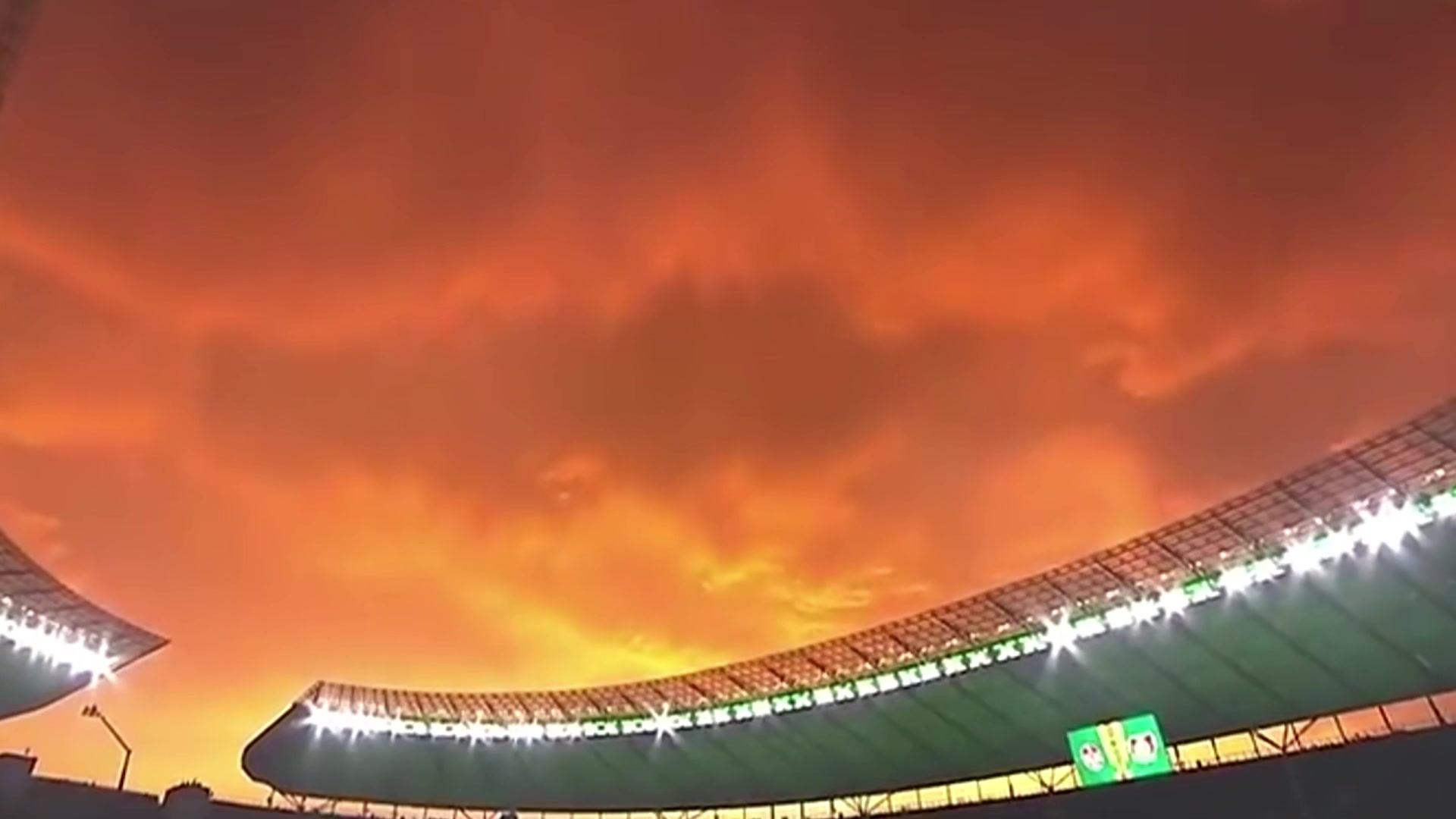 太漂亮了吧！德国杯决赛现场的美丽日落