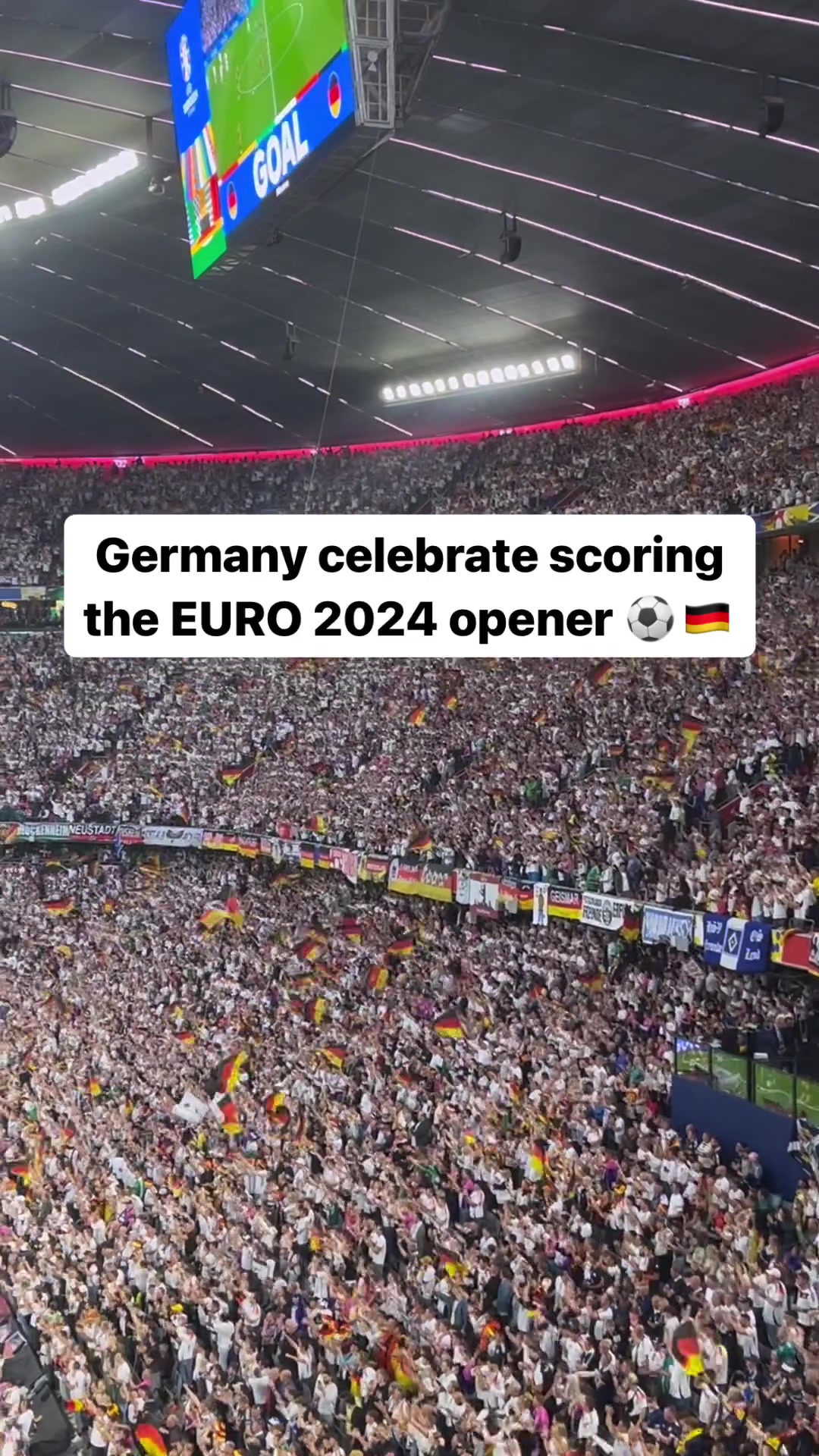  维尔茨破门后，现场德国球迷陷入欢乐的海洋
